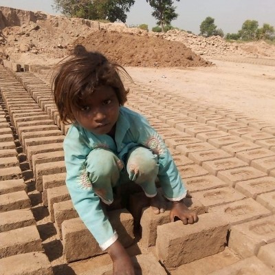 パキスタンのレンガ工場で働くホームレスの子供たちと食事支援