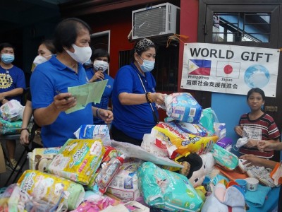 フィリピンで紙おむつやおもちゃなど寄付｜NPO法人ワールドギフト